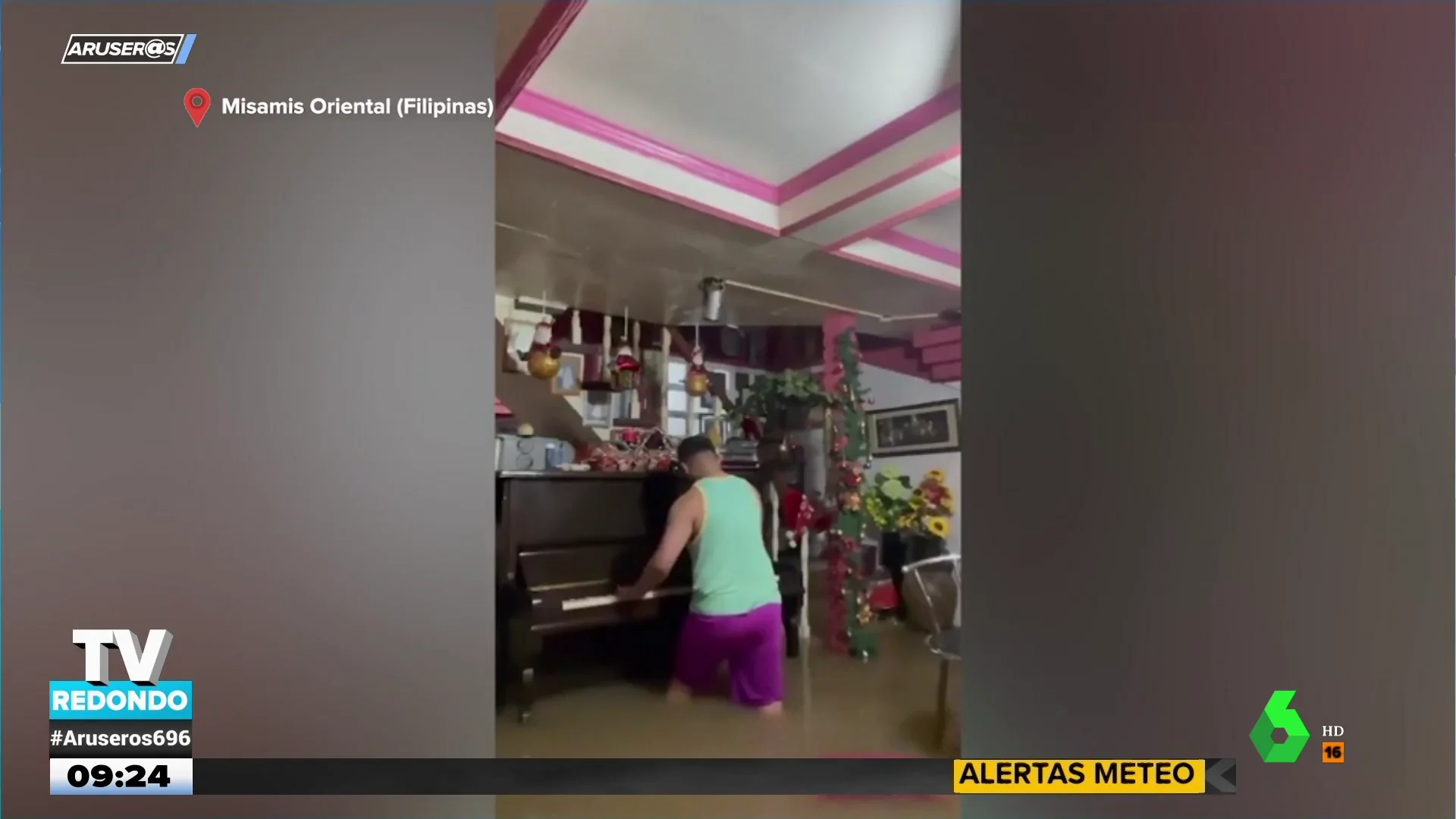 Con el agua hasta las rodillas y su casa destrozada: un joven toca el piano en plena inundación