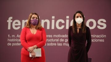 La secretaria de Estado contra la Violencia de Género, Ángela Rodríguez (i), y la ministra de Igualdad, Irene Montero, en una rueda de prensa para hacer balance de 2021.