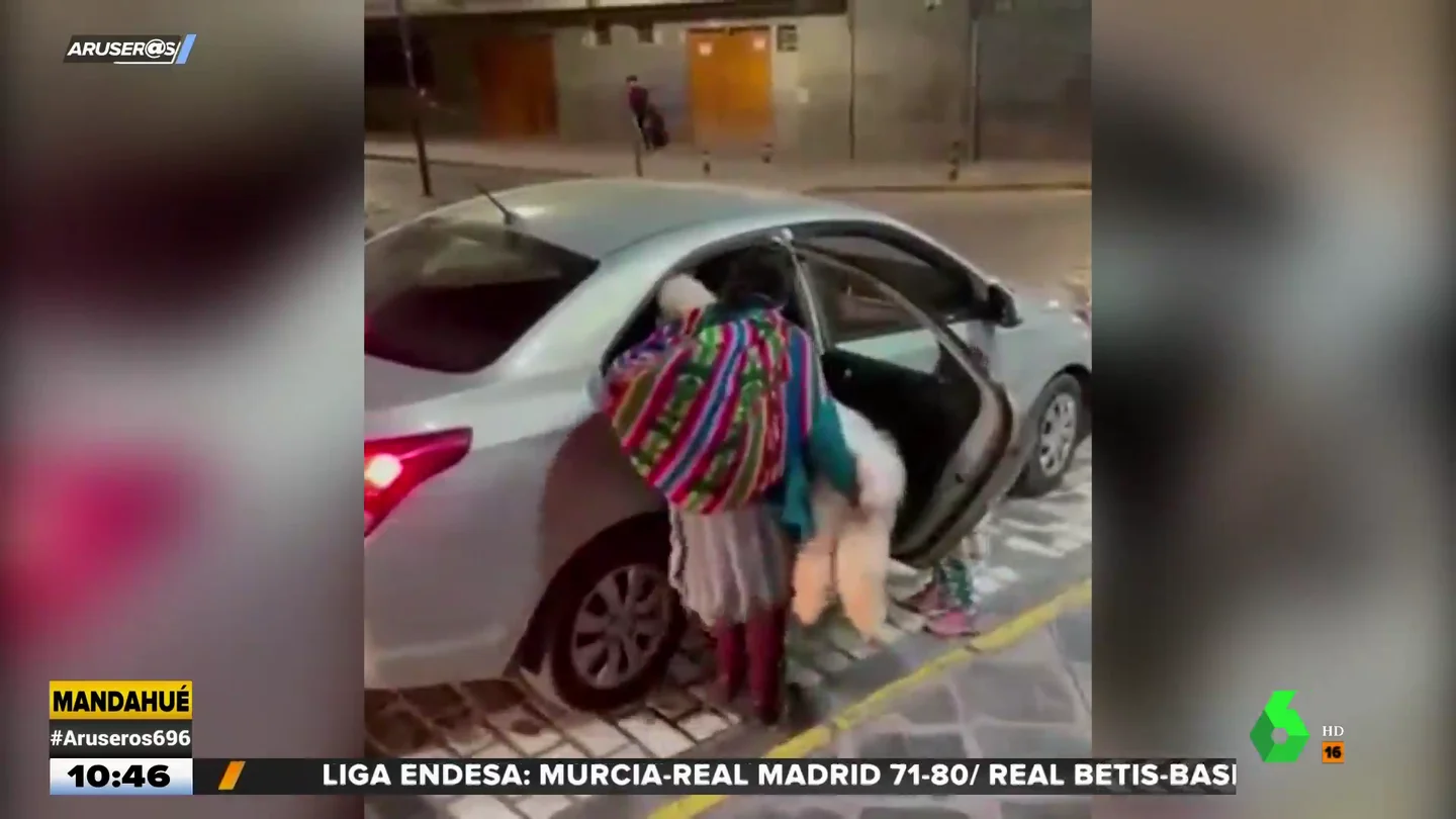 El surrealista momento en el que una mujer monta en un coche junto a una llama El surrealista momento en el que una mujer monta en un coche junto a una llama