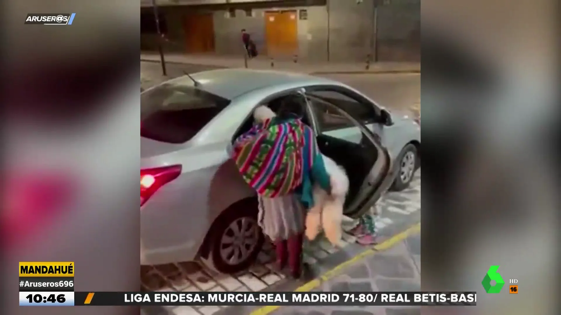 El surrealista momento en el que una mujer monta en un coche junto a una llama