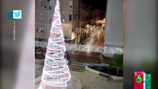 Un hombre trepa al árbol de Navidad luminoso e intenta derribarlo en Mislata, Valencia Un hombre trepa al árbol de Navidad luminoso e intenta derribarlo en Mislata, Valencia