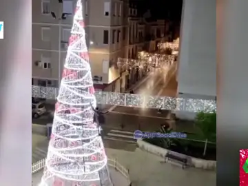 Un hombre trepa al árbol de Navidad luminoso e intenta derribarlo en Mislata, Valencia