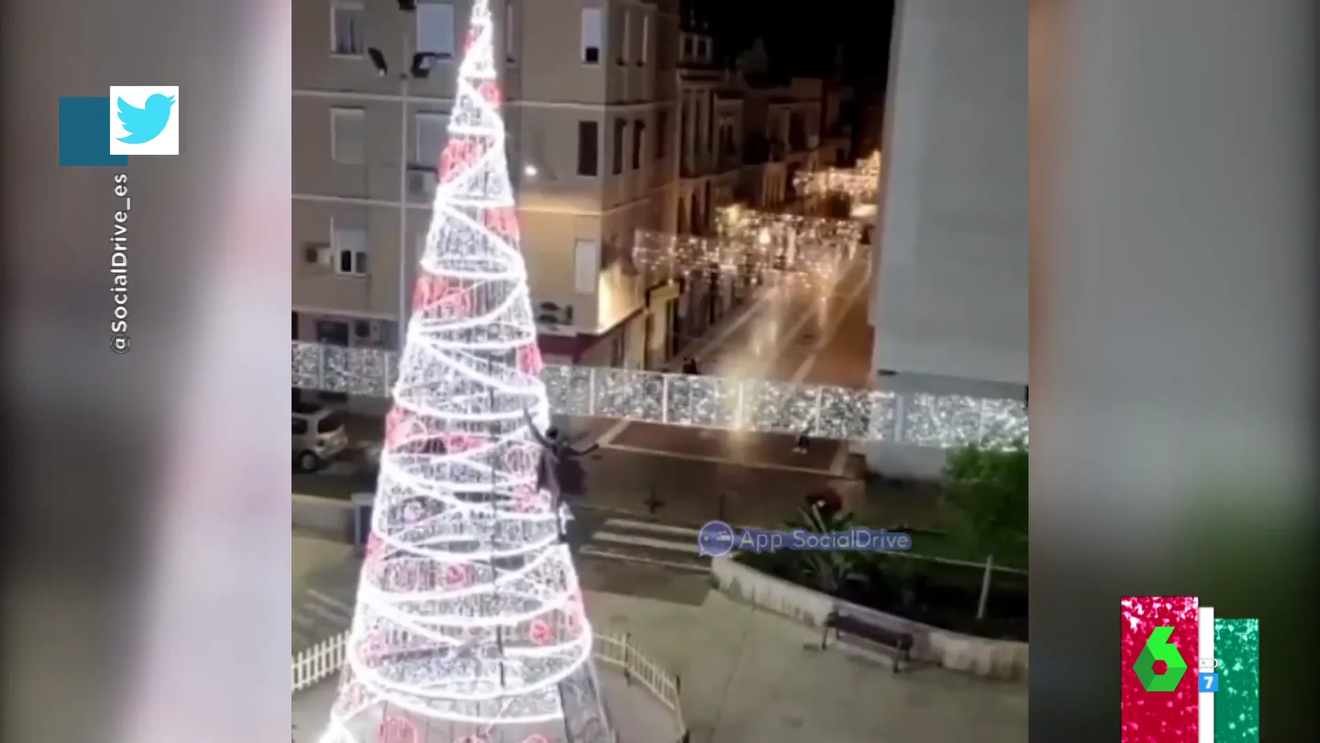 Un hombre trepa al árbol de Navidad luminoso e intenta derribarlo en Mislata, Valencia