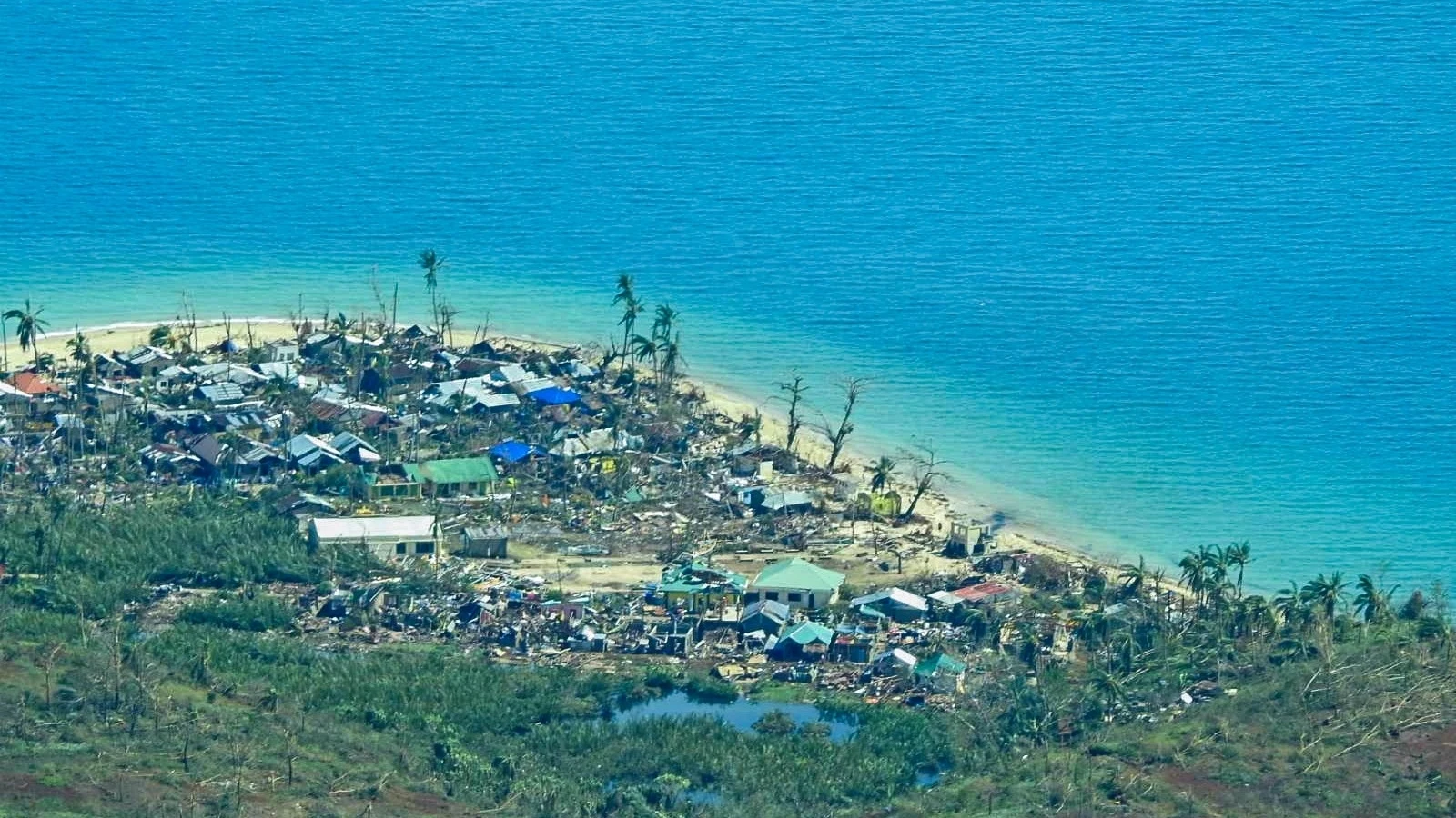 Daños causados por el tifón 'Rai' a su paso por Filipinas.