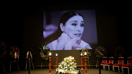 El féretro de la actriz Verónica Forqué, en el Teatro Español, donde se instaló la capilla ardiente. El féretro de la actriz Verónica Forqué, en el Teatro Español, donde se instaló la capilla ardiente.