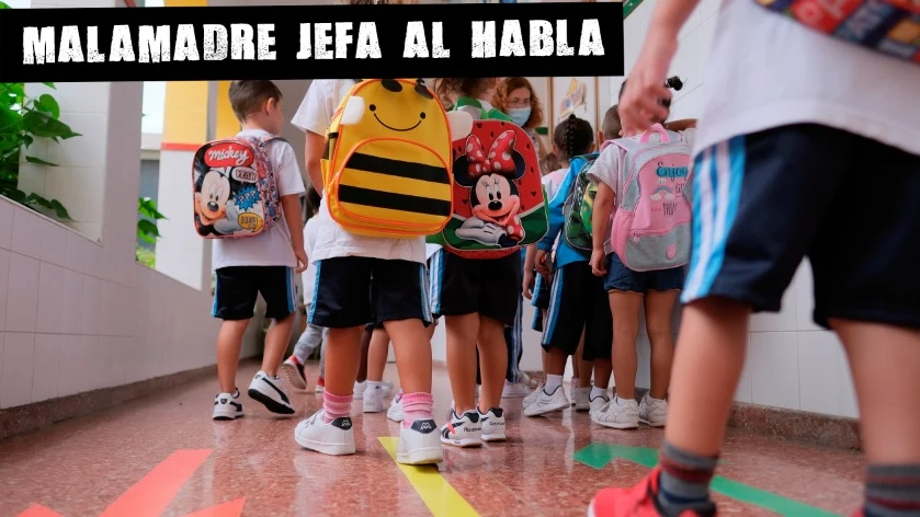 Imagen de archivo de un grupo de niños entrando en su aula