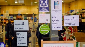 Una farmacia del barrio de Sta Eulàlia de L'Hospitalet de Llobregat (Barcelona) muestra un cartel en el que advierte a los clientes de que no disponen de test de antígenos