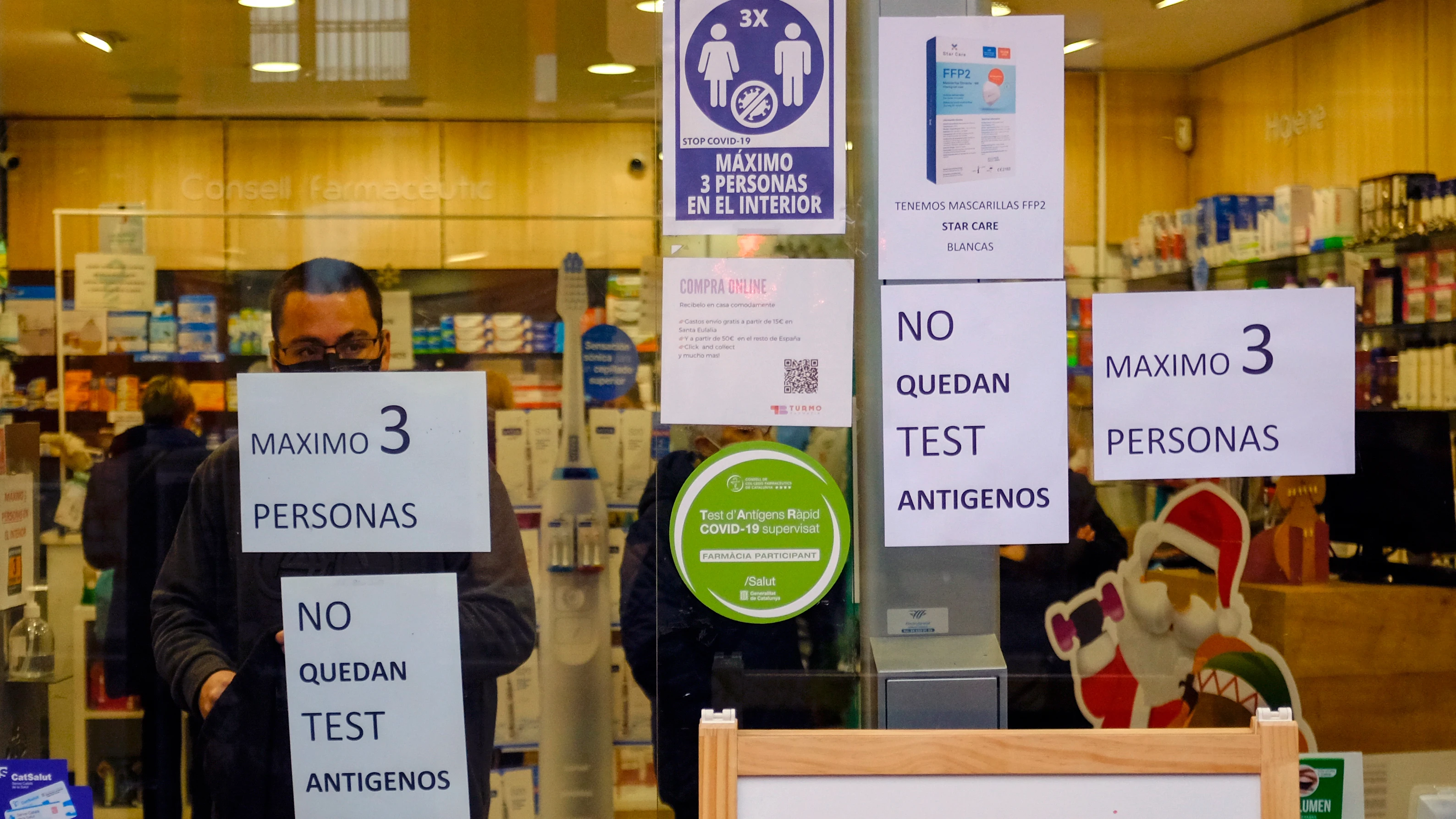 Una farmacia del barrio de Sta Eulàlia de L'Hospitalet de Llobregat (Barcelona) muestra un cartel en el que advierte a los clientes de que no disponen de test de antígenos