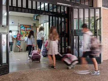 Aulas vacías por miedo: padres y directores de colegio piden el cierre de los centros para frenar los contagios