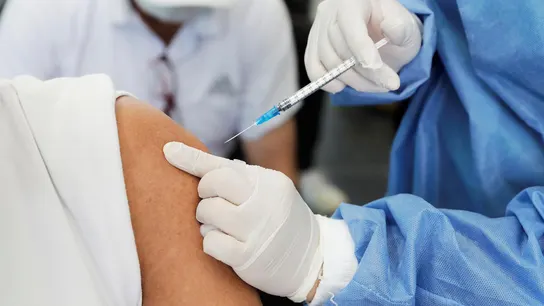 Una persona vacunándose contra el coronavirus Una persona vacunándose contra el coronavirus