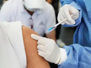 Una persona vacunándose contra el coronavirus