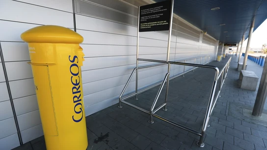 CCOO y UGT convocan una huelga general en Correos los días 5 y 7 de enero: "Quieren desmantelar el correo de proximidad" CCOO y UGT convocan una huelga general en Correos los días 5 y 7 de enero: "Quieren desmantelar el correo de proximidad"