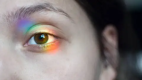 ¿Por qué vemos más oscuro con un ojo que con el otro? ¿Por qué vemos más oscuro con un ojo que con el otro?