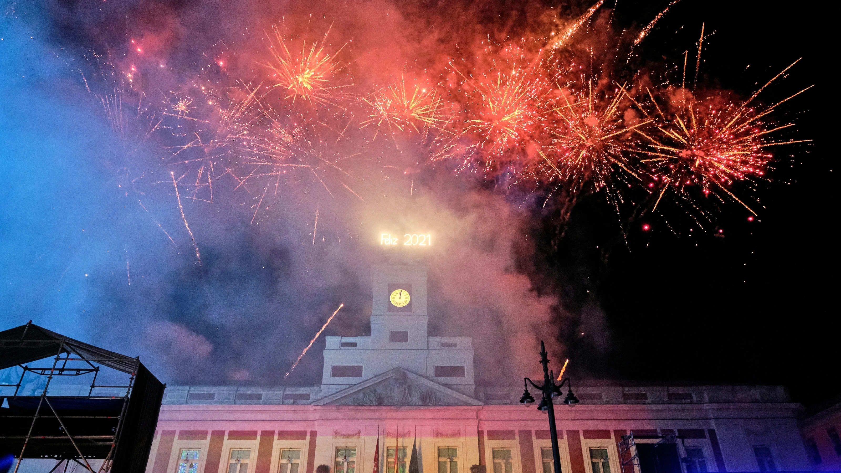 Una gran pirotecnia recibe al año 2021 en la Puerta del Sol, en Madrid.