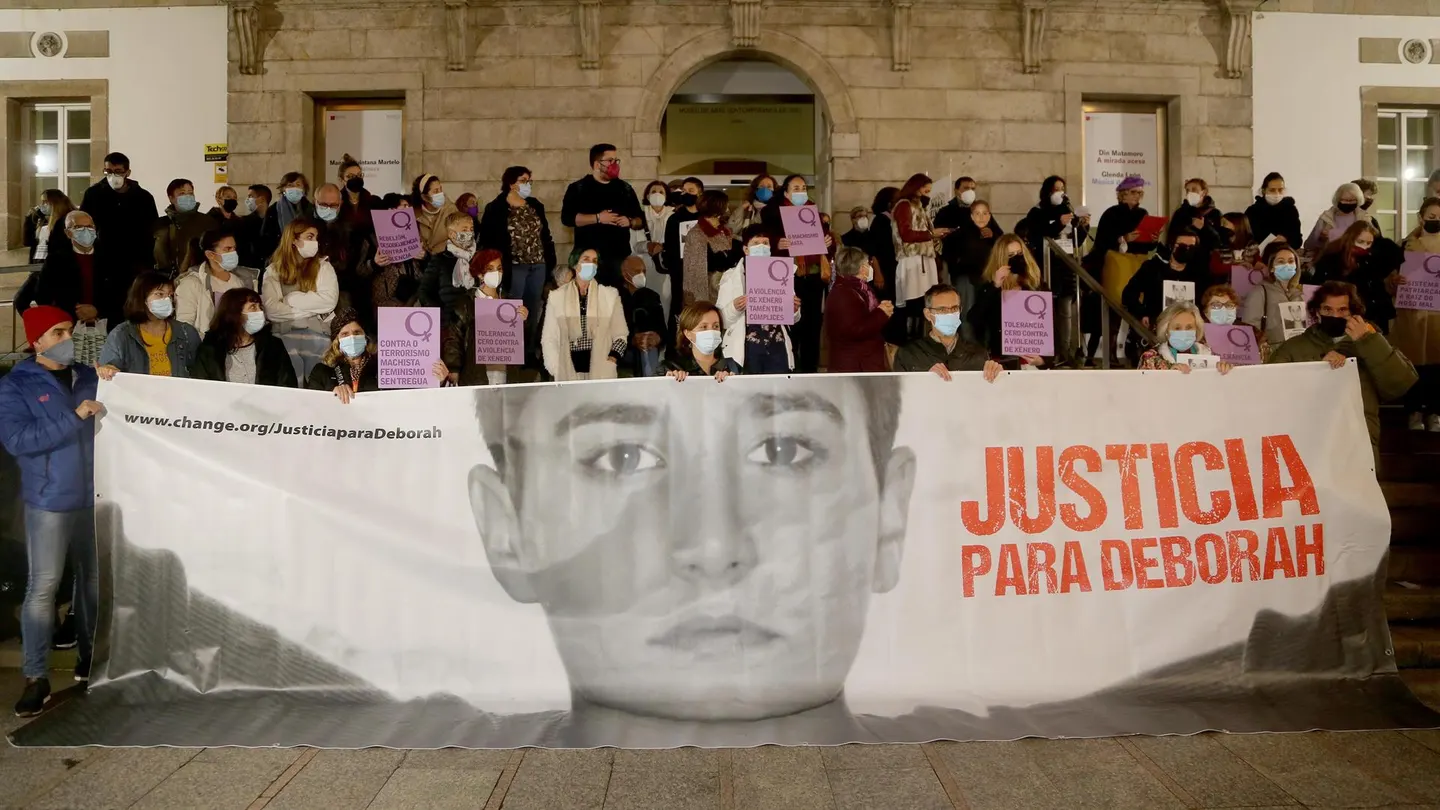 La plataforma Feminismo Unitario denuncia en una concentración la situación en la que se encuentra la investigación del asesinato de Déborah Fernández delante del Museo Marco de Vigo. La plataforma Feminismo Unitario denuncia en una concentración la situación en la que se encuentra la investigación del asesinato de Déborah Fernández delante del Museo Marco de Vigo.