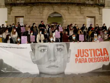 La plataforma Feminismo Unitario denuncia en una concentración la situación en la que se encuentra la investigación del asesinato de Déborah Fernández delante del Museo Marco de Vigo.