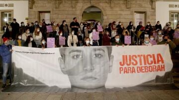 La plataforma Feminismo Unitario denuncia en una concentración la situación en la que se encuentra la investigación del asesinato de Déborah Fernández delante del Museo Marco de Vigo.