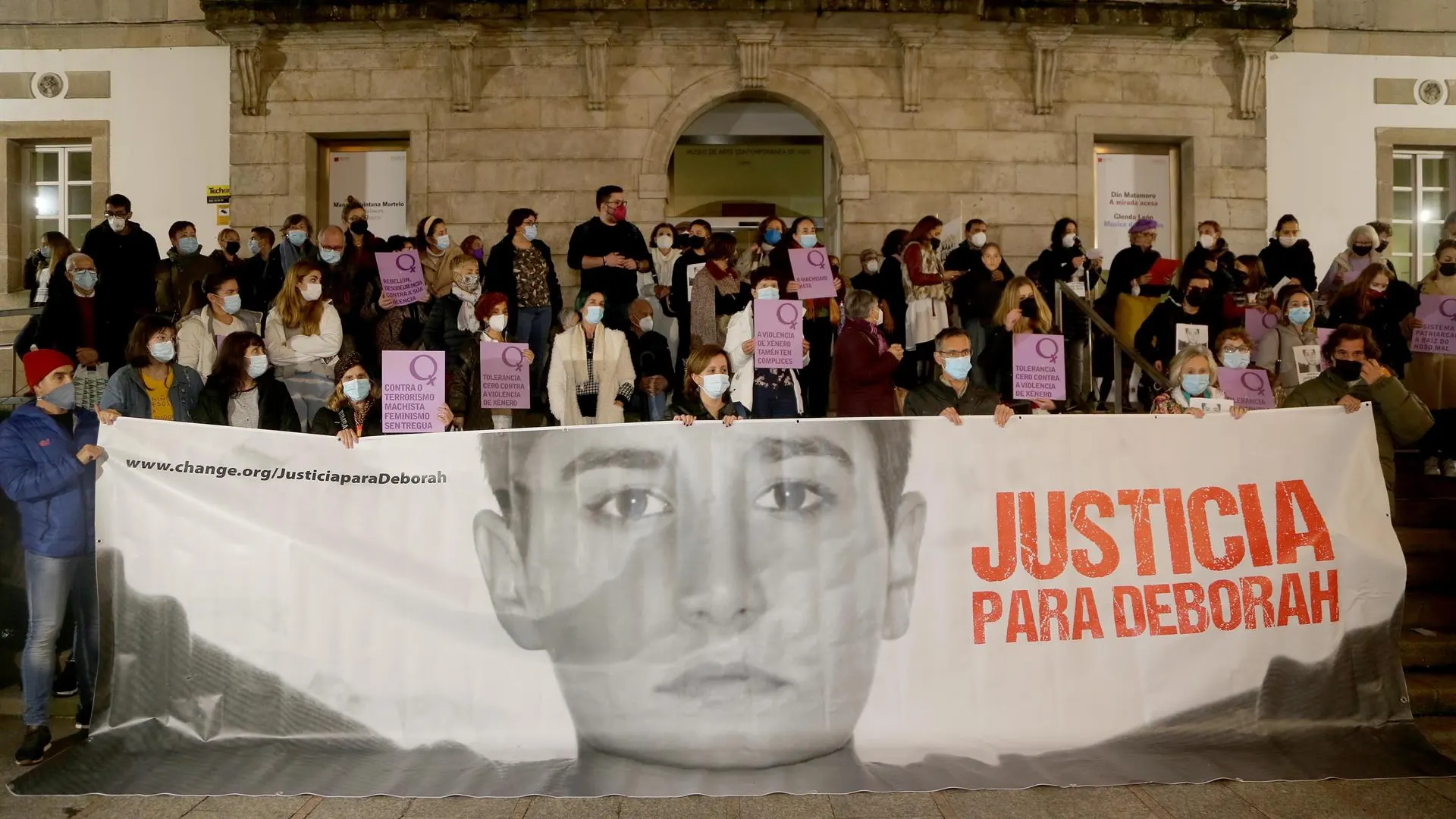 La plataforma Feminismo Unitario denuncia en una concentración la situación en la que se encuentra la investigación del asesinato de Déborah Fernández delante del Museo Marco de Vigo.