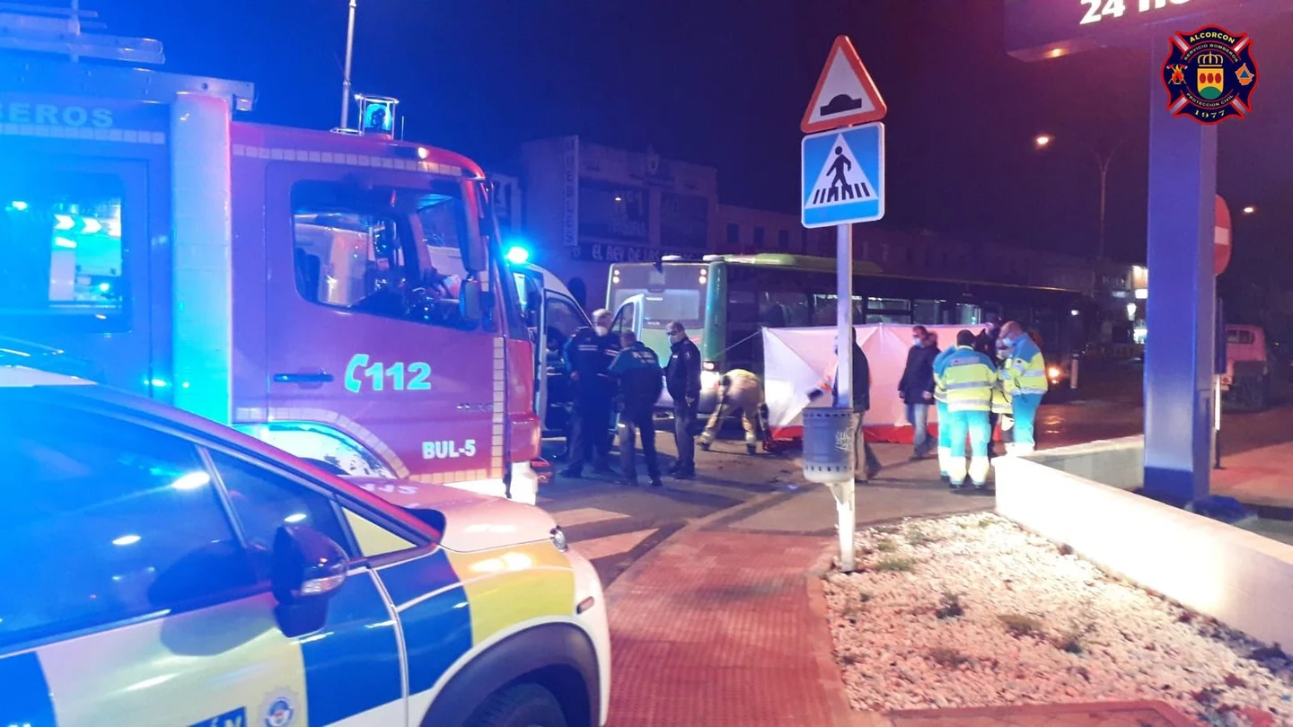 Muere una mujer atropellada por un autobús interurbano en Alcorcón (Madrid) Atrapada bajo el vehículo