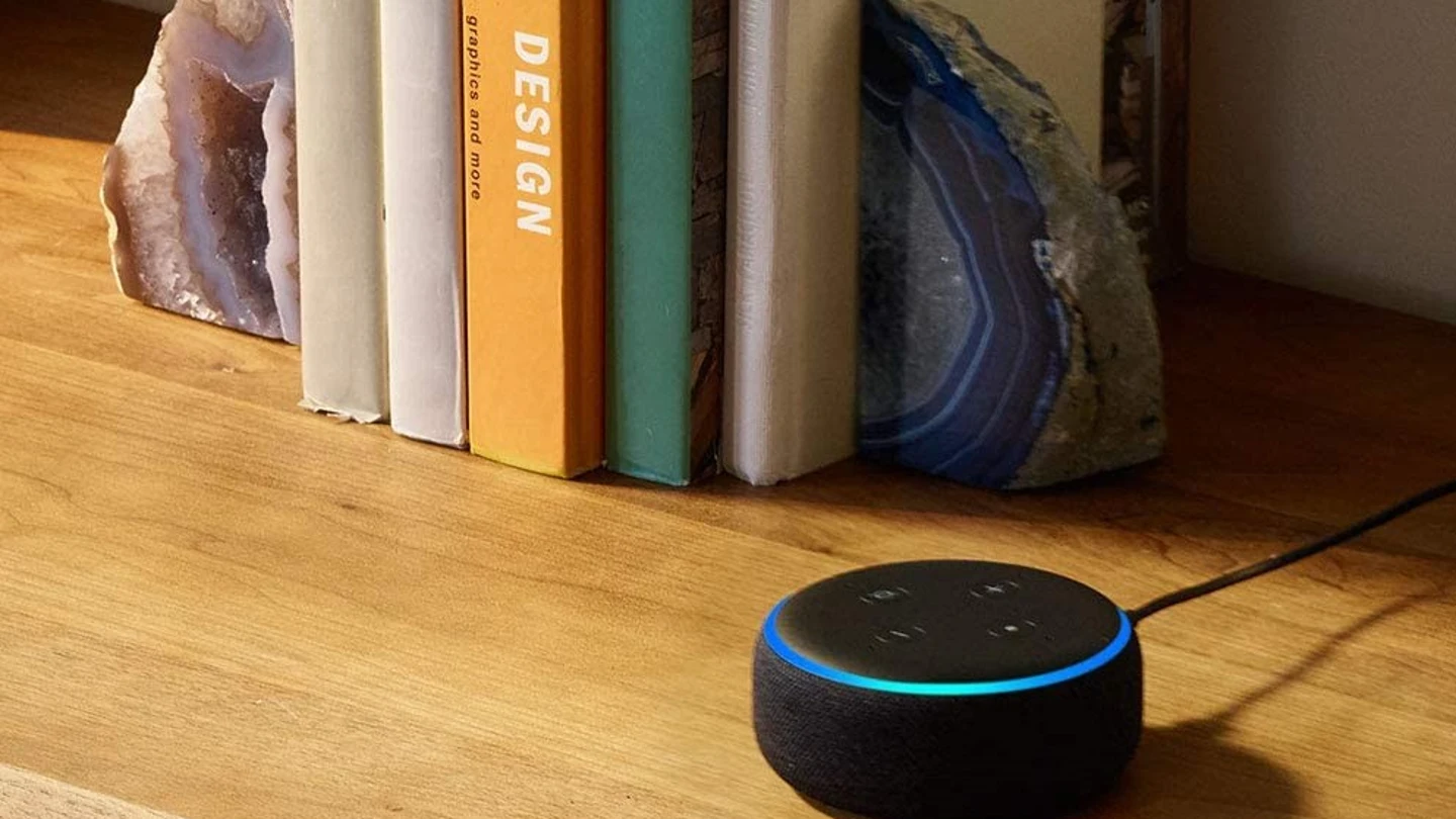 Alexa, el asistente virtual de Amazon, pide a una niña de 10 años que toque un enchufe con una moneda Reto viral