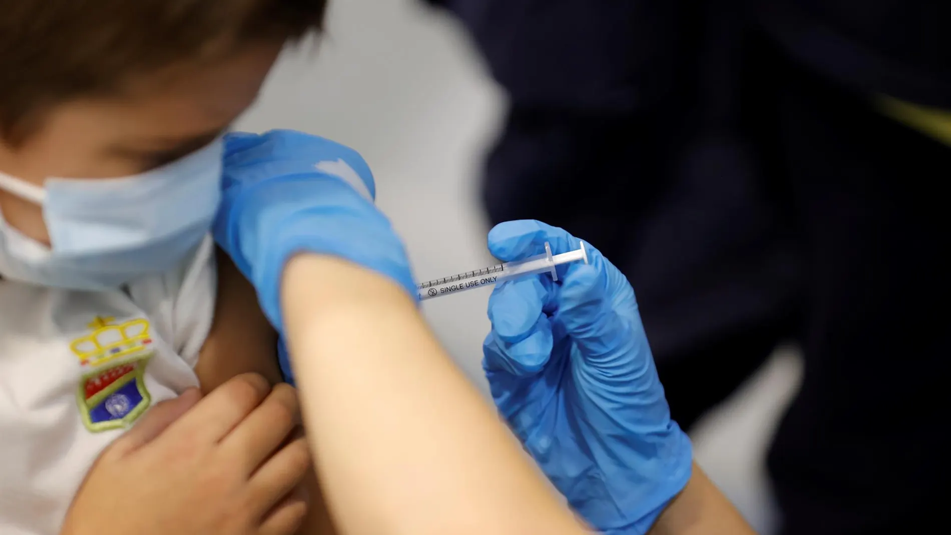 Vacunación de un niño contra el COVID-19