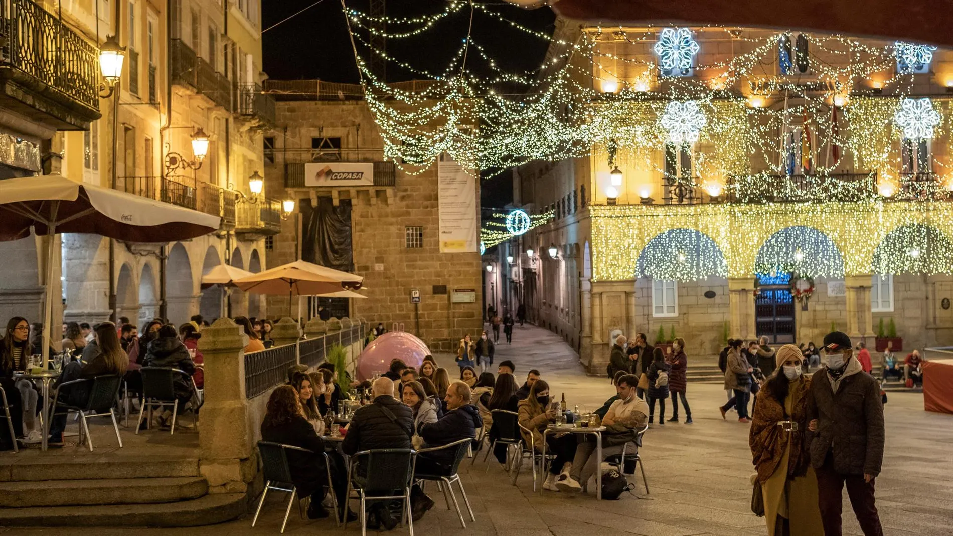 Varias personas sentadas en una terraza de una cafetería en la Plaza Mayor, en Ourense.