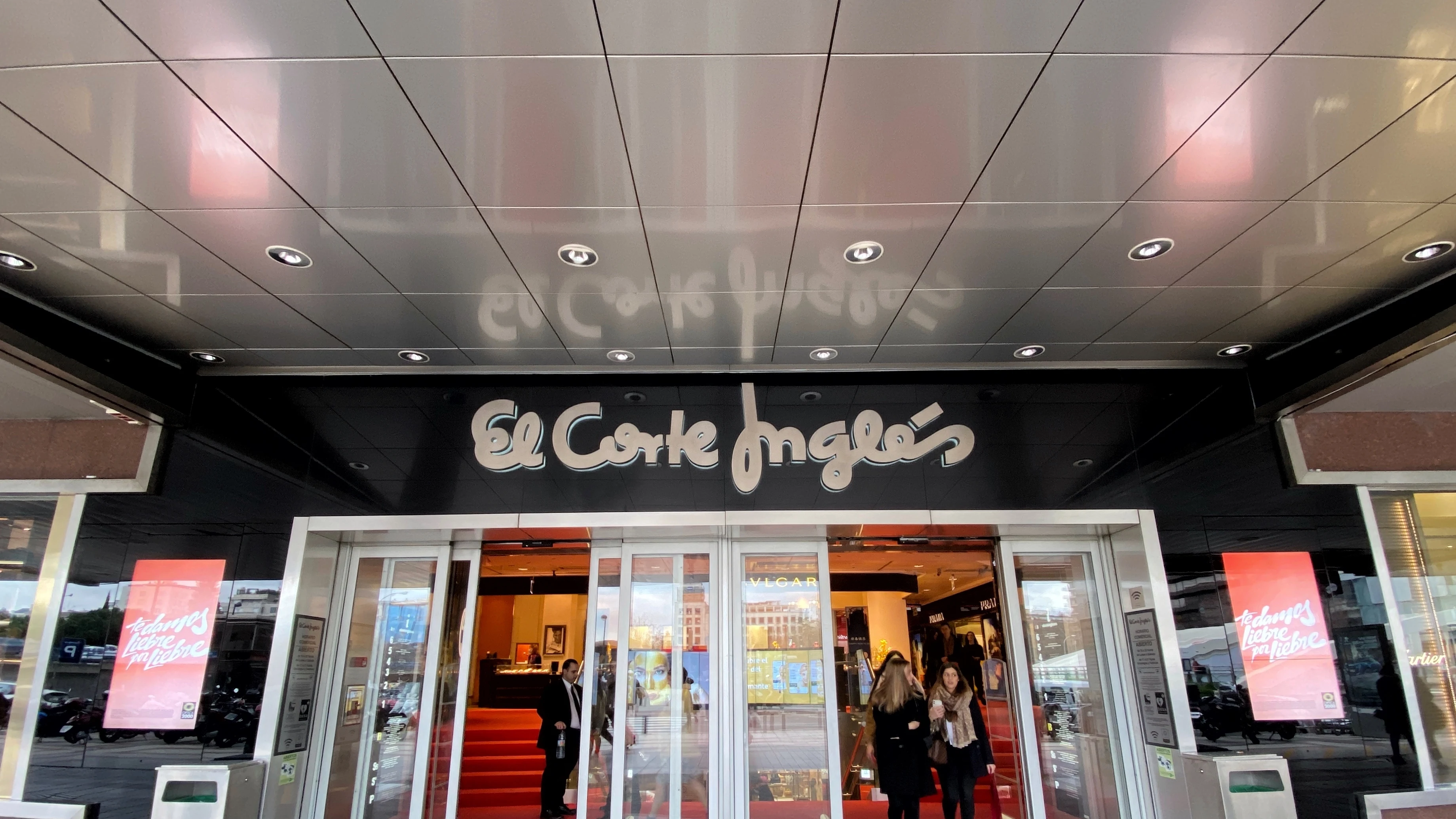 Entrada a los almacenes de El Corte Inglés de Nuevos Ministerios, en Madrid 