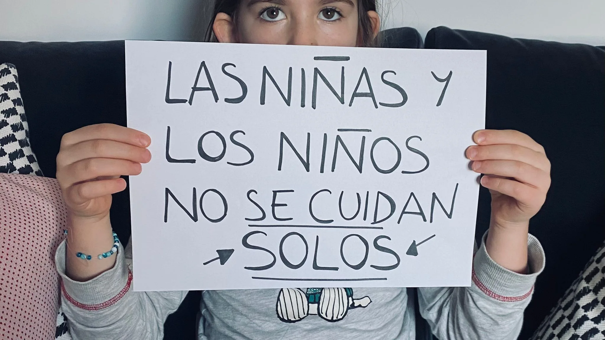 “Los niños no se cuidan solos": las familias exigen al gobierno medidas de conciliación