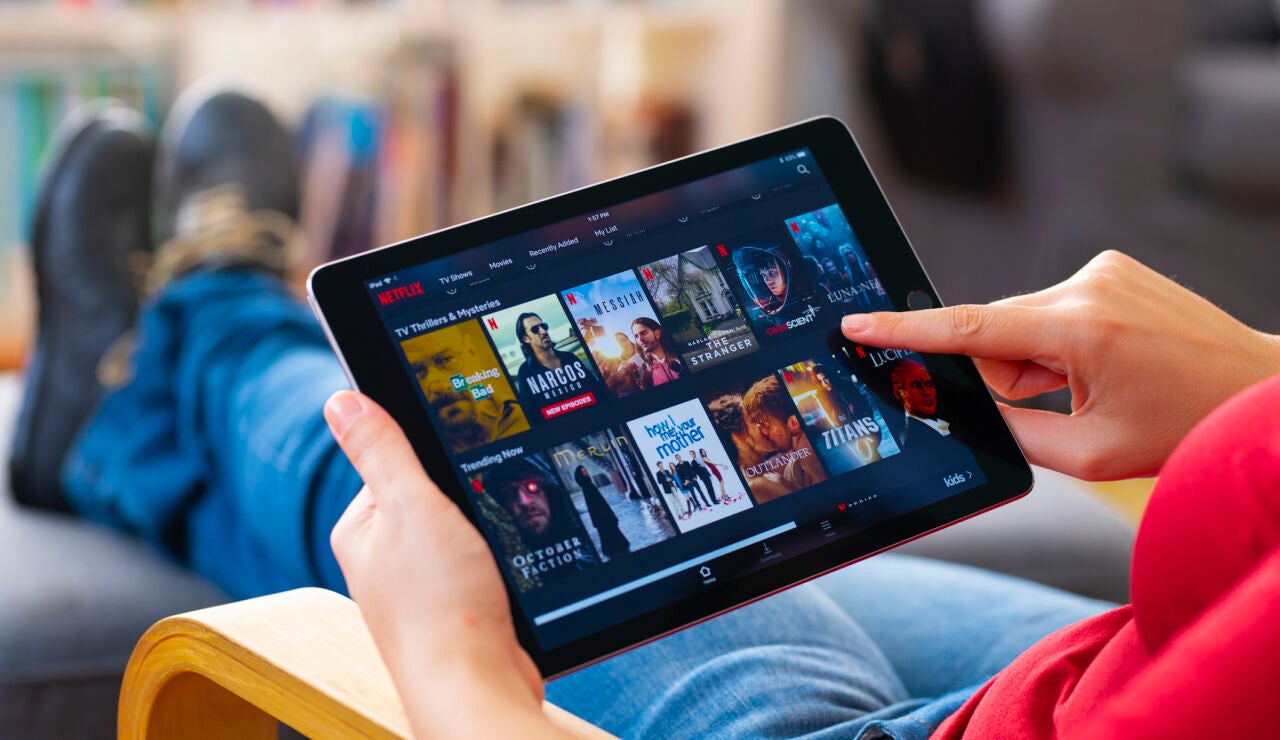 Un usuario navega por el catálogo de Netflix desde su iPad