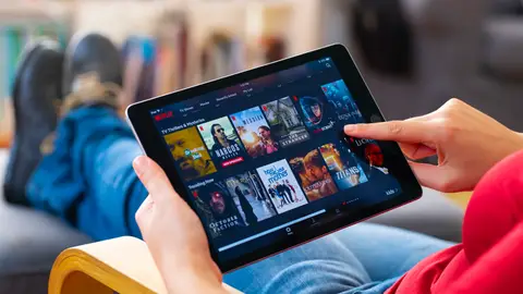 Un usuario navega por el catálogo de Netflix desde su iPad Un usuario navega por el catálogo de Netflix desde su iPad