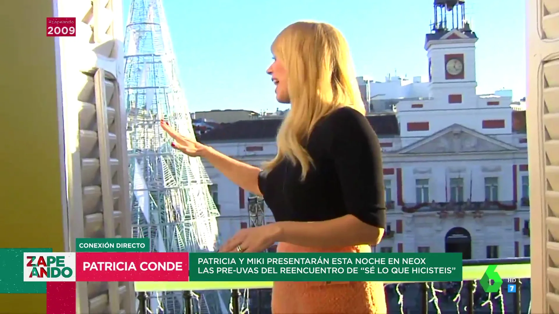 El momentazo de Patricia Conde con la Policía desde un balcón de la Puerta del Sol: "A ver, que estamos en un directo"