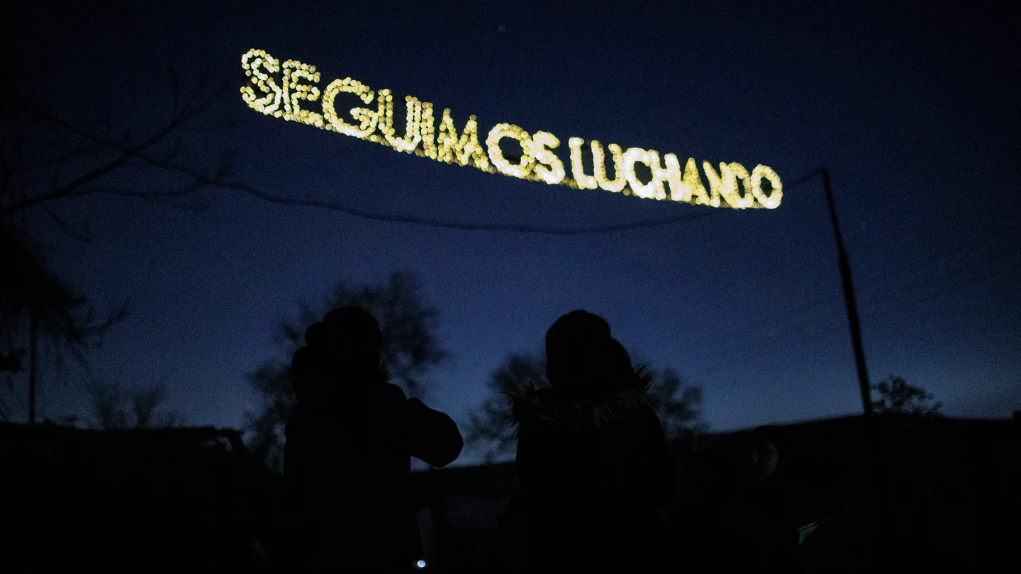 Vecinos encienden guirnaldas alimentadas por energía solar, en el puente del Sector 6. Vecinos encienden guirnaldas alimentadas por energía solar, en el puente del Sector 6.
