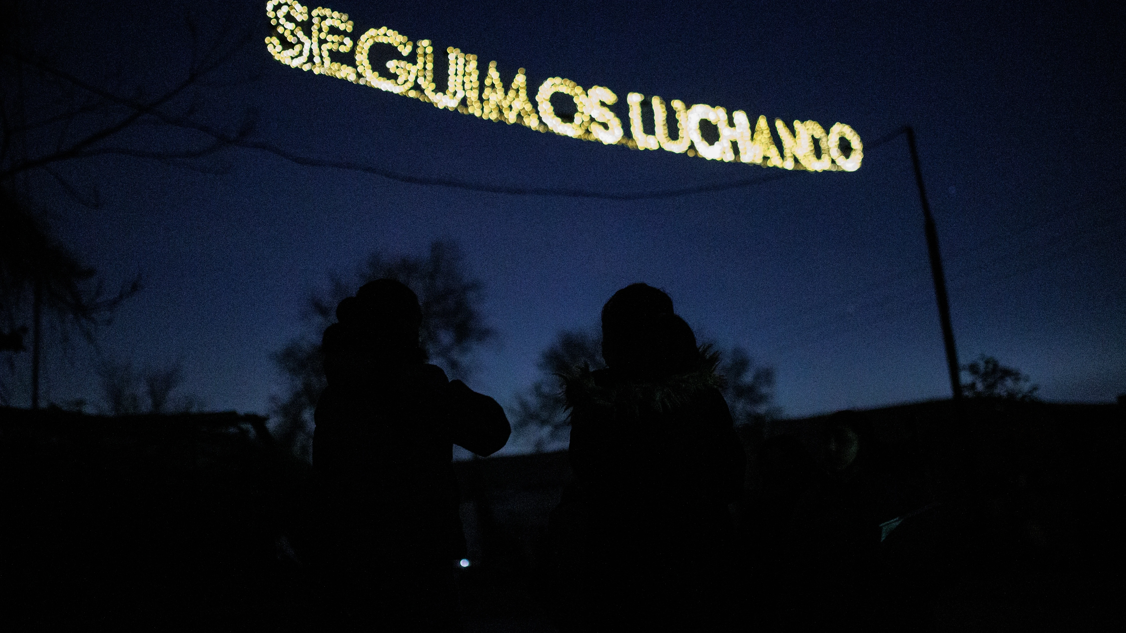  Vecinos encienden guirnaldas alimentadas por energía solar, en el puente del Sector 6.