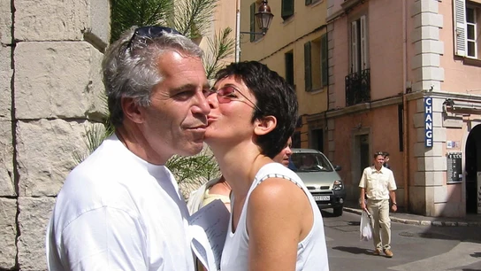 Imagen publicada por la oficina del fiscal de EE. UU. de Ghislaine Maxwell besando a Jeffrey Epstein. Imagen publicada por la oficina del fiscal de EE. UU. de Ghislaine Maxwell besando a Jeffrey Epstein.