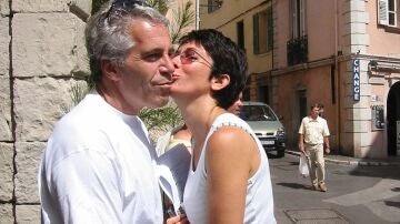 Imagen publicada por la oficina del fiscal de EE. UU. de Ghislaine Maxwell besando a Jeffrey Epstein.