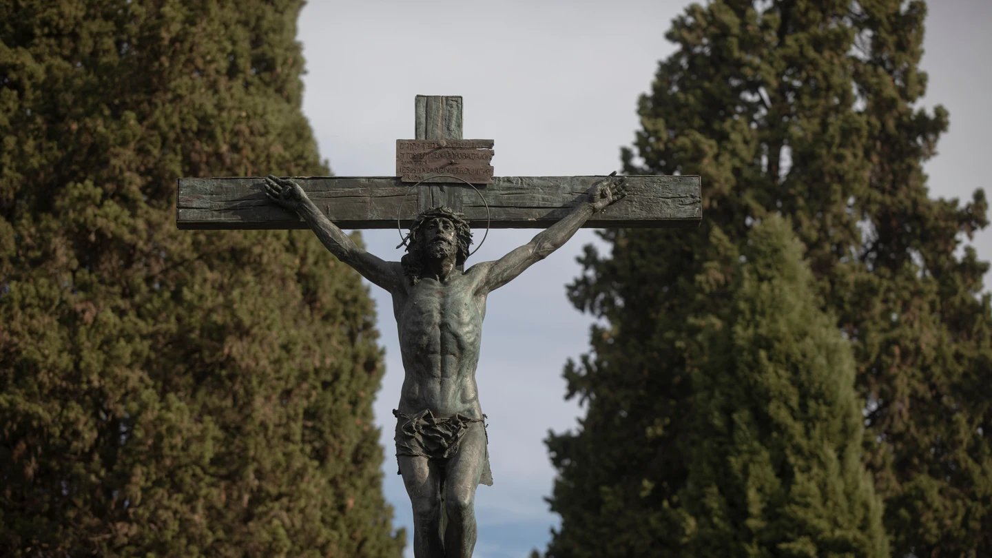 Imagen de archivo de un crucifijo en un cementerio Imagen de archivo de un crucifijo en un cementerio