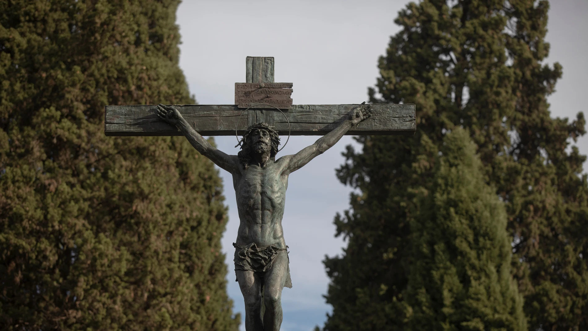 Crucifijo colocado en el Cementerio de San Fernando, en Sevilla, Andalucía (España).