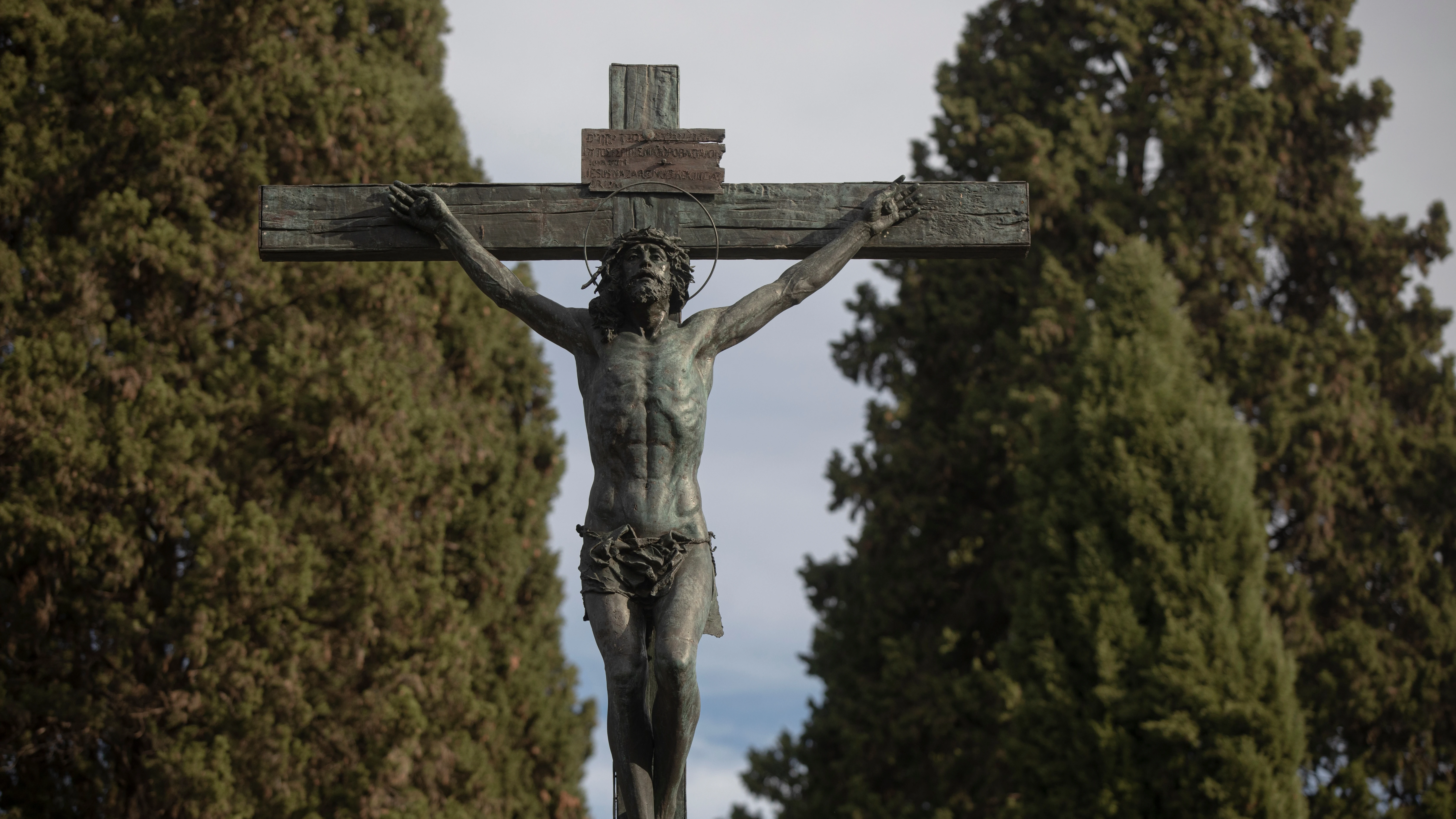 Imagen de archivo de un crucifijo en un cementerio