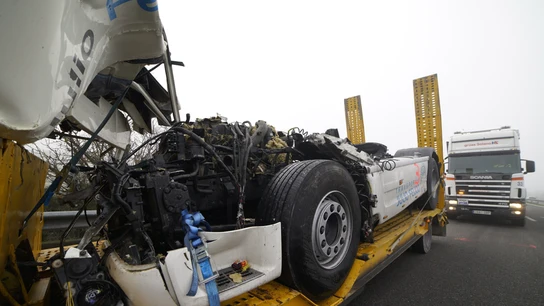 Uno de los vehículos afectados en los accidentes múltiples en la autopista AP-2, en Castelldans (Lleida) Uno de los vehículos afectados en los accidentes múltiples en la autopista AP-2, en Castelldans (Lleida)