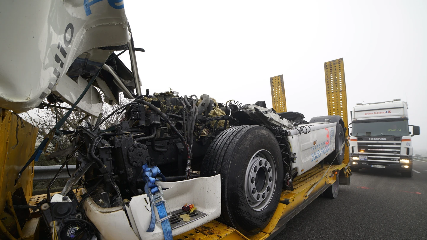 Uno de los vehículos afectados en los accidentes múltiples en la autopista AP-2, en Castelldans (Lleida) Uno de los vehículos afectados en los accidentes múltiples en la autopista AP-2, en Castelldans (Lleida)