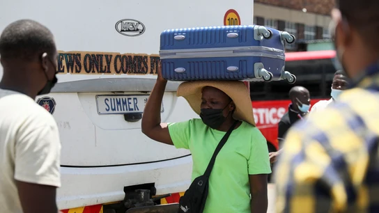 Una ciudadana de Johannesburgo viaja a Zimbabue debido a la variante ómicron Una ciudadana de Johannesburgo viaja a Zimbabue debido a la variante ómicron