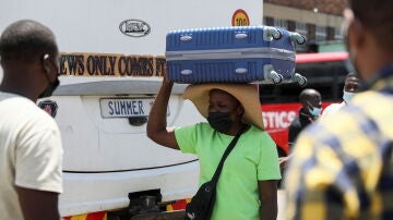 Una ciudadana de Johannesburgo viaja a Zimbabue debido a la variante ómicron