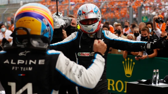 Abrazo entre Ocon y Alonso Abrazo entre Ocon y Alonso