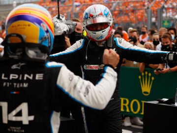 Abrazo entre Ocon y Alonso
