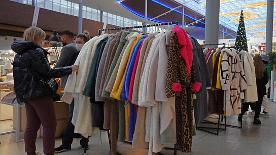 Una clienta en una tienda en una imagen de archivo Una clienta en una tienda en una imagen de archivo