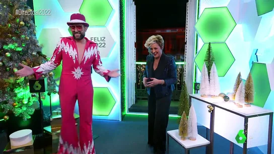 Escotazo, mucho brillo y tacones: así es el espectacular vestuario de Dani Mateo en las campanadas 2021 Escotazo, mucho brillo y tacones: así es el espectacular vestuario de Dani Mateo en las campanadas 2021