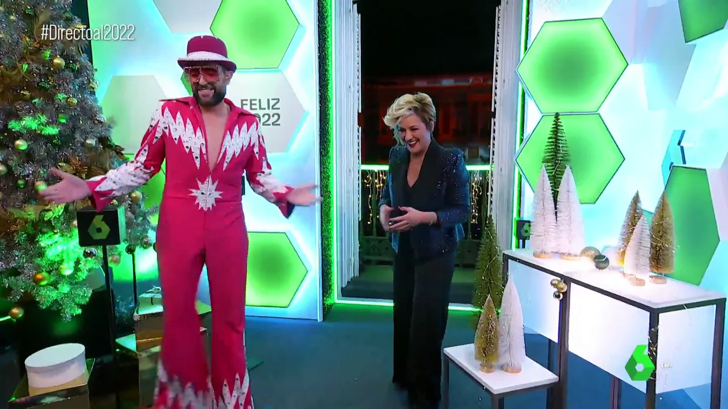 Escotazo, mucho brillo y tacones: así es el espectacular vestuario de Dani Mateo en las campanadas 2021 Escotazo, mucho brillo y tacones: así es el espectacular vestuario de Dani Mateo en las campanadas 2021