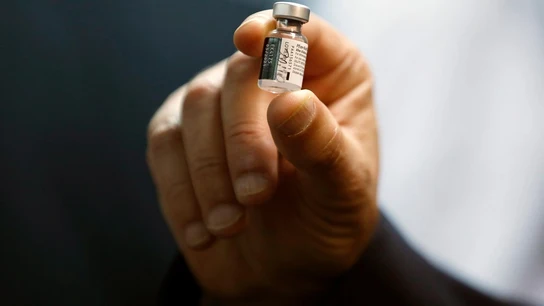 Imagen de archivo de una vacuna contra el coronavirus en un hospital israelí Imagen de archivo de una vacuna contra el coronavirus en un hospital israelí