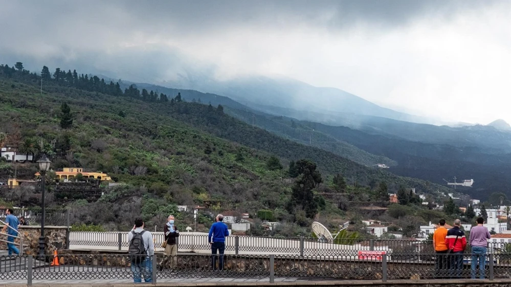 Imagen de archivo de varias personas observando el volcán desde el mirador de Tajuya