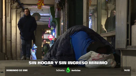Una persona sin hogar durmiendo en la calle Una persona sin hogar durmiendo en la calle